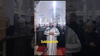 The cat enters the mosque, jumps on the imam's shoulders and kisses his face || Cat Reacts to Imam