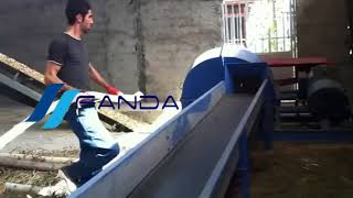 Disc wood chipper with conveyor