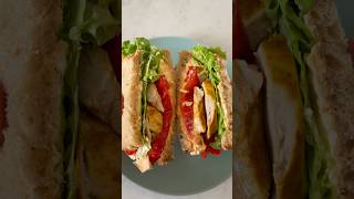 Sandwich with roasted chicken and bell pepper