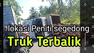 kabar terkini Truk Terbalik lokasi jalan Raya Air Hitam Peniti