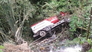 kecelakaan maut !!! mobil Tengki masuk jurang ( Cianjur selatan )