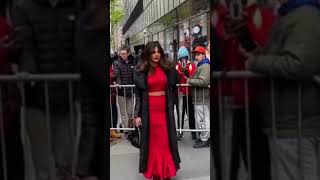 😍 More of the stunning actress Priyanka Chopra looking Sexy in red whilst posing for Paparazzi!! 📸