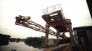 Specjalistyczna suwnica bramowa dla zapory wodnej / Specialized Gantry Crane for a Water Dam