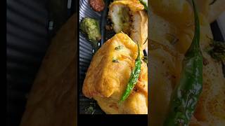 Amchi mumbai cha ulta vada pav#poojafoodlibrary #viralshorts #youtubeshorts #shots #shortfeed