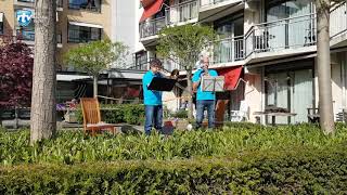 Leden Brass Band Breukelen geven mini-optreden bij de Aa