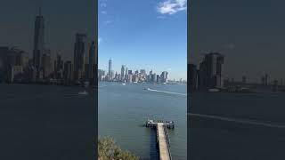 Výhled od Sochy Svobody na New Jersey a Manhattan