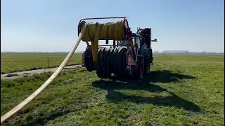 Sleepslang afrollen met een Fendt 828.