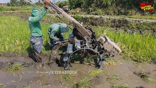 Roda Traktor Sawah Eror Saat Bekerja Mengolah Lahan