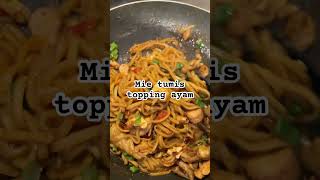 Mie tumis topping ayam