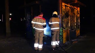 Brandweer Berghem blust brandende kerstbomen in een hangplek voor jongeren aan de Kloosterstraat