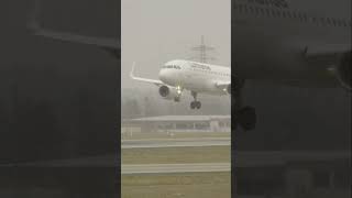 🛬❄️ Lufthansa Airbus A320-214 D-AIUG snowy landing at Frankfurt Airport (FRA)