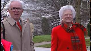 MT2365 Mrs  Bush Receives the 1991 White House Christmas Tree - 25 November 1991