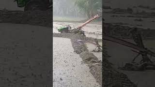 hujan deras 2 traktor sawah  ga bisa jalan #shorts #mesintraktor