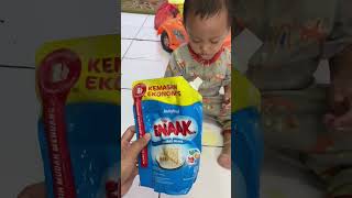 Tolong anakku dibawah 2 tahun malah diem2 buka kulkas ngemil susu kental manis #babyshorts #toddler