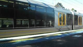 Cityrail Oscar H set H10 + H19 departing Sutherland