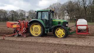 John Deere 6230 am Kartoffeln legen