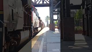 Eastbound BNSF Port Stack train races through Fullerton with NS foreign power #train #bnsf #NS