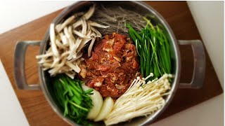 Korean Bulgogi Hot Pot (Bulgogi Jeongol, 불고기 버섯 전골)