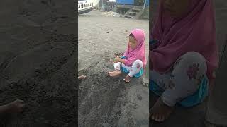 BERMAIN PASIR DI PINGGIR PANTAI #shorts #fypシ゚viral #pantaiparangtritis #gumukpasir #yearofyou