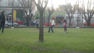 2016 08 13 esteban enzo jugando a la pelota con las nenas jej