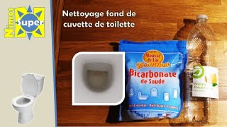 Nettoyage du fond de la cuvette de toilette