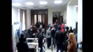 Донецк 16 марта 2014 Народ в здании прокуратуры ищет сбежавшего прокурора