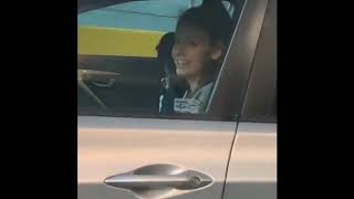 Garota flagrada gravando tiktok no carro, reação viraliza