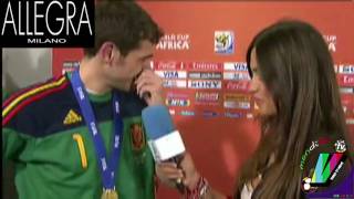 CASILLAS BACIA LA GIORNALISTA CHE LO INTERVISTA - QUESTO E' AMORE - VideoTVnews MONDIALI