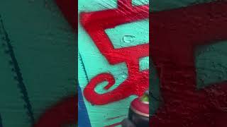 Pintando com spray logo mexicano vermelho ! #graffiti #subscribe #graffitiart #streetart #artist