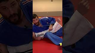 Une variante de Ashi-Gatame à partir de Hon-Gesa-Gatame (Finaliser avec clés de bras puissante)