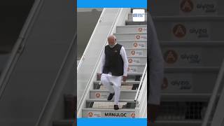 PM Narendra Modi arrives in Paris, France received by French PM Élisabeth Borne #pmmodi #shorts