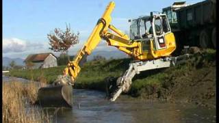 Menzi Muck A71 beim Säubern eines Kanals - Channel clearing