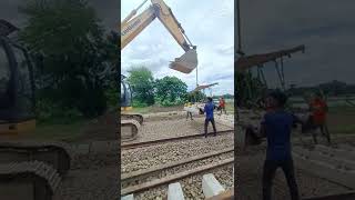 রেলের পাথরের উপর সিলবার বশানুর কাজ চলে।#liugong ।#excavator..🕺#shortsvideo #youtubeshorts