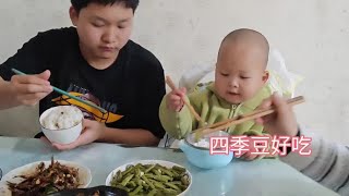 弟弟挨了打，只有哥哥哄他，可他居然在哥哥衣服上擦眼泪🤭🤭 👶