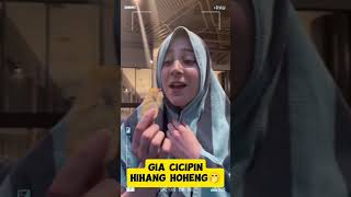 Gia Cicipin pisang goreng, enak katanya😂