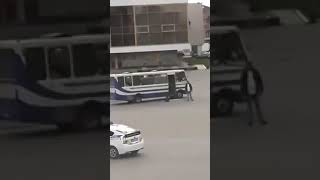 Видео, на котором луцкий террорист больше минуты ждёт в одиночестве у автобуса, когда его арестуют..