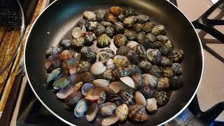 Preparazione spaghetti alle vongole