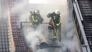 Kein Rankommen mit der DLK: Aufwendige Löscharbeiten bei Dachstuhlbrand | 19.06.2023