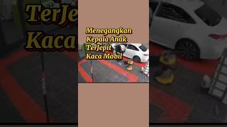 Terjepit Jendela Mobil Anak Itu Kesakitan