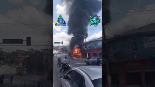 Ônibus pega fogo e explode