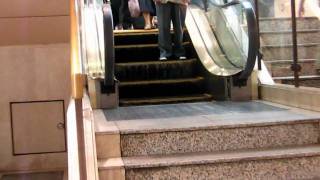 The shortest escalator in world. 世界一短いエスカレーター