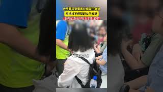 大爷要求女乘客让座发生争执，用拐杖不停驱赶女子双腿！警方已依法对叶某某行政拘留。