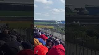 Hamilton ultrapassa Verstappen e assume a liderança na reta oposta do circuito de Interlagos#shorts