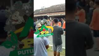 Misteri Pria tergeletak di jl. raya Besito Kepala terluka Celana mrojol. Kronologi belum diketahui..