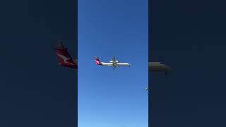 Q400 landing at YSSY (Sydney Airport) #planespotting #aviation #commercialaircraft #airplane #qantas