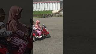 PAPASAN SAMA MOBIL PAS DISURUH BELOK KANAN #shorts #fyp #idebermainanak #balapanmotor #motorcycle