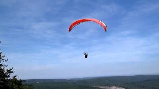 Gleitschirm Start in eine Thermik an der Startrampe Donnersberg