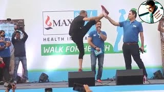 Akshay Kumar's Amazing Stunts In Public At Padman Promotions