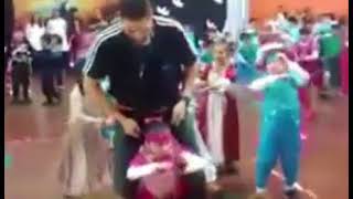 Genial maestro baila con niña discapacitada