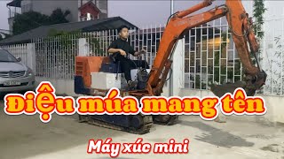 Máy xúc mini siêu nhỏ len lỏi ngõ ngách giá dưới trăm triệu...